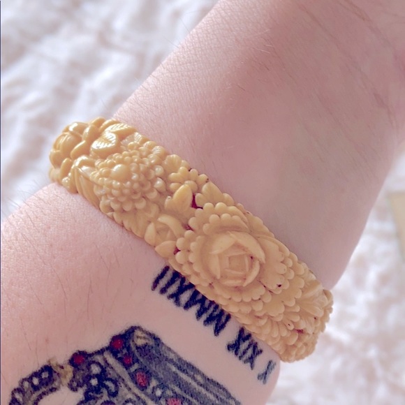 Boho Carved Flower Resin Bracelet - Picture 3 of 6